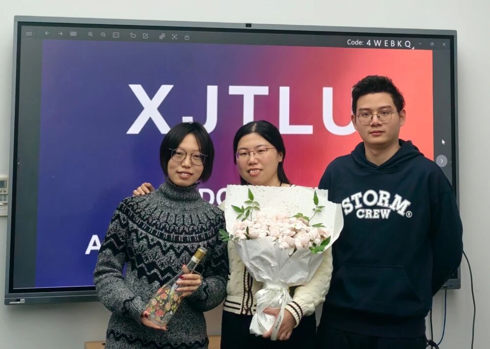 Shuai Wang (centre) with her lab mates Jingtong Li (left) and Yufeng Zhou (right)